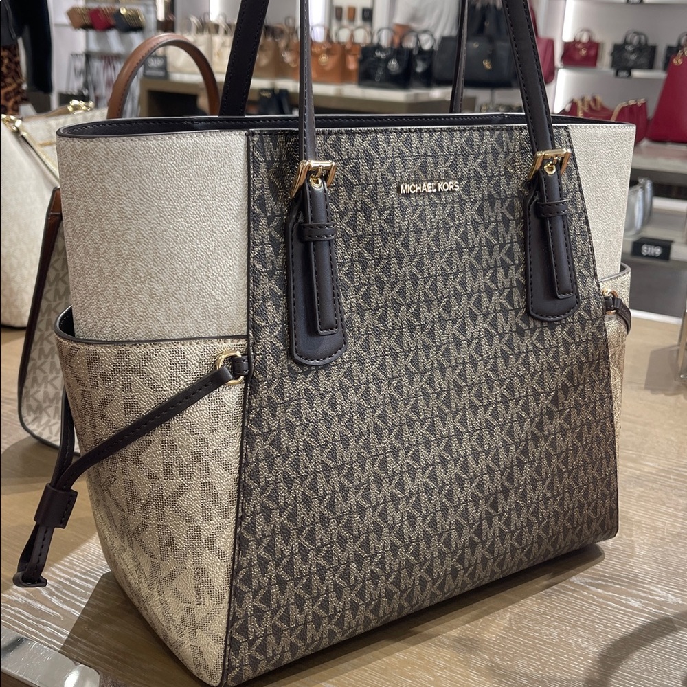MICHAEL KORS Voyager Lg Color-Block Metallic Signature Logo EW Tote
Brown
NWT - Picture 5 of 16